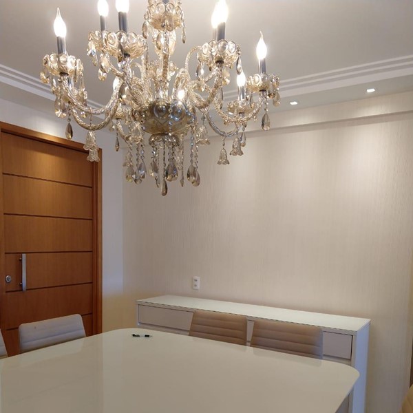 PAPEL DE PAREDE VINILIZADO LISTRA OFF WHITE COM DETALHE DOURADO - Imagem 3