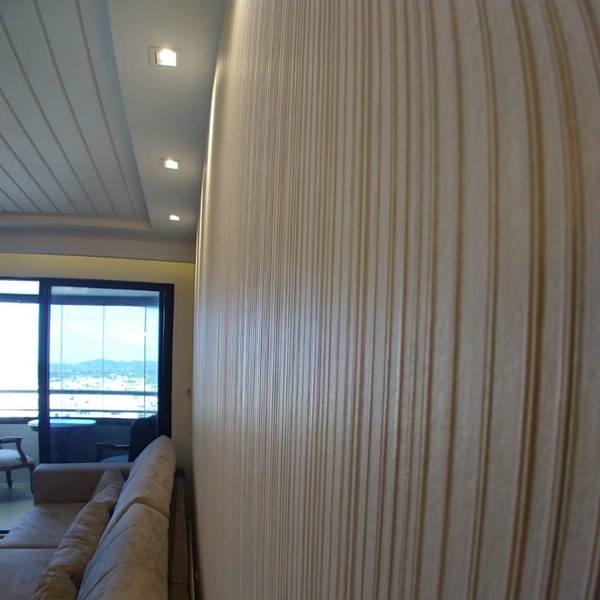 PAPEL DE PAREDE VINILIZADO LISTRA OFF WHITE COM DETALHE DOURADO - Imagem 4